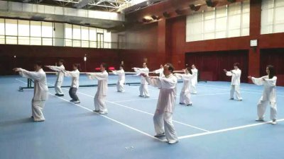 中国华电集团员工习练太极拳